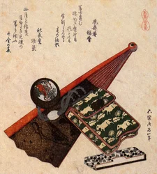 En läderväska med kagami Netsuke ona delvis öppnad fläkt